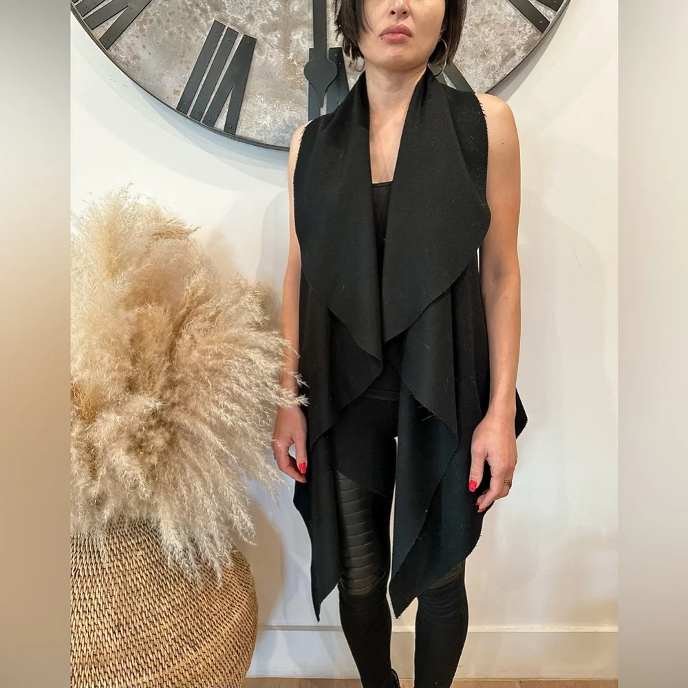 Aakasha black raw edge wool shawl with a twist - XS/S - Picture 2 of 4